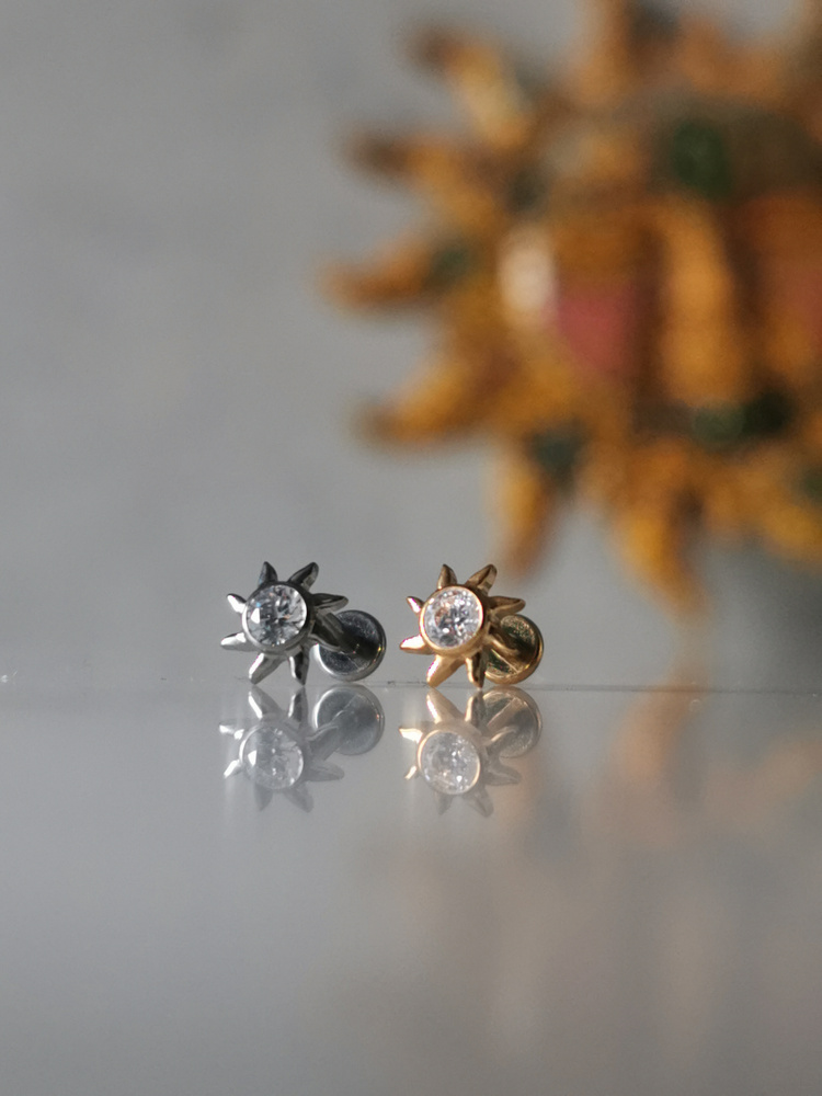 Titanium labret sun with white zirconia - gold