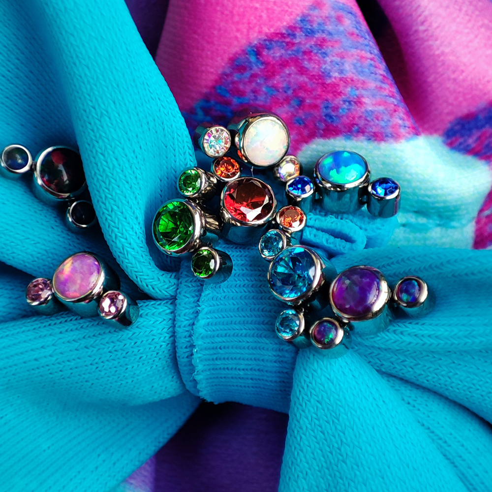 Titanium attachment with white zircons - TNA-012